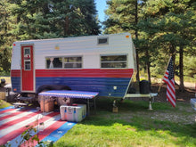 Load image into Gallery viewer, Example 1 of the Journeyman single Camper Flag Mount.